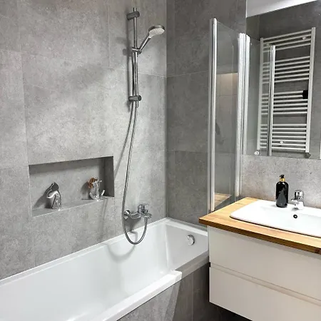 Apartman Golden View - With Parking, Balcony And Wifi